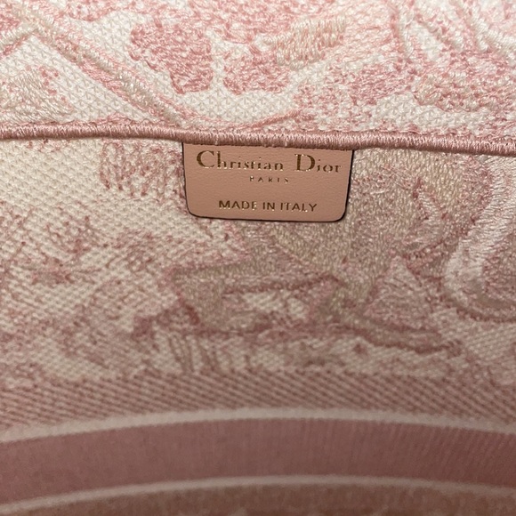 LARGE DIOR BOOK TOTE
Pink Toile de Jouy Embroidery - Picture 3 of 10